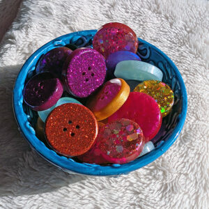 Okrągłe guziki z żywicy