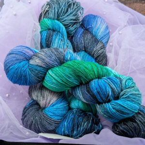 Ręcznie barwiona włóczka Złoczyńcy (Błyszcząca Skarpetkowa 400)