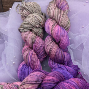 Ręcznie barwiona włóczka Bez i agrest (Gładka 230)