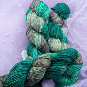 Ręcznie barwiona włóczka Dom Węża (Gładka 230)