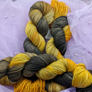 Ręcznie barwiona włóczka Dom Borsuka (Klasyczna 230)