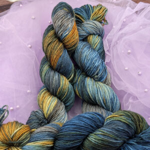 Ręcznie barwiona włóczka Dom Orła (Gładka 230)