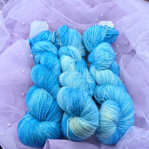 Ręcznie barwiona włóczka Pani Światła (Błyszcząca Skarpetkowa 400)