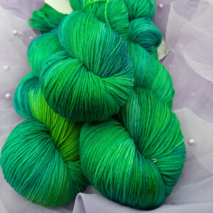 Ręcznie barwiona włóczka Dwór Wiosny (Skarpetkowa 400)