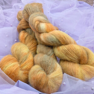 Ręcznie barwiona włóczka Magiczne Kremowe Piwo (Puchata 560)