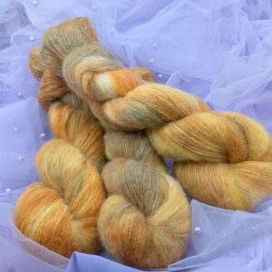 Ręcznie barwiona włóczka Magiczne Kremowe Piwo (Puchata 560)