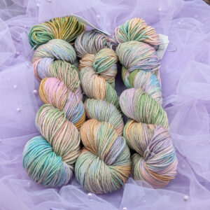 Ręcznie barwiona włóczka Łaskawy Czytelniku (Gładka 230)