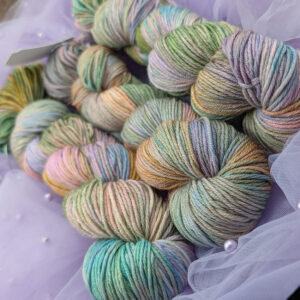 Ręcznie barwiona włóczka Łaskawy Czytelniku (Gładka 230)