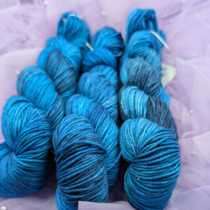 Ręcznie barwiona włóczka Pieśniarz Cieni (Klasyczna 230)